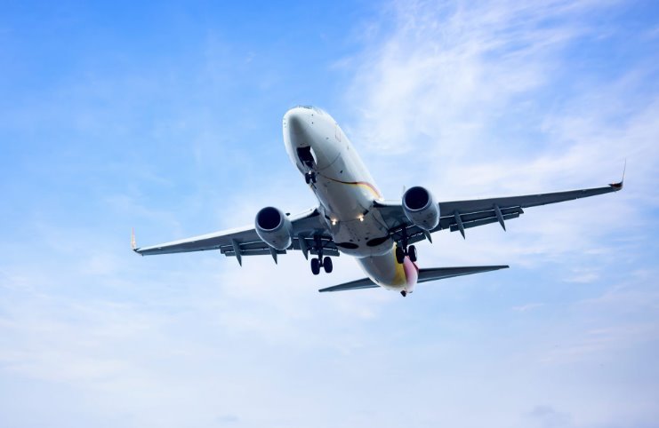 Avión en vuelo sobre un cielo despejado